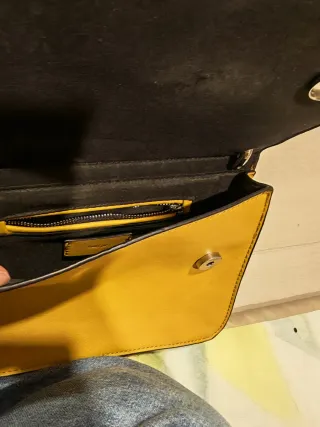 Bolso amarillo con cadena