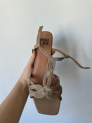 Sandalias Bibi Lou tacón beige y dorado