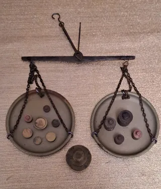 Balanza antigua con pesas