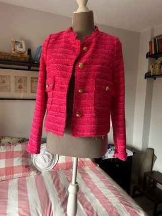 Chaqueta corta estilo Chanel rosa