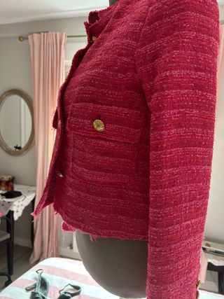 Chaqueta corta estilo Chanel rosa
