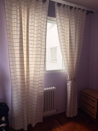 Cortina beige con diseño de líneas con punts verde