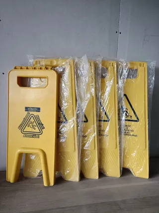 Cartel/Señal de advertencia suelo mojado