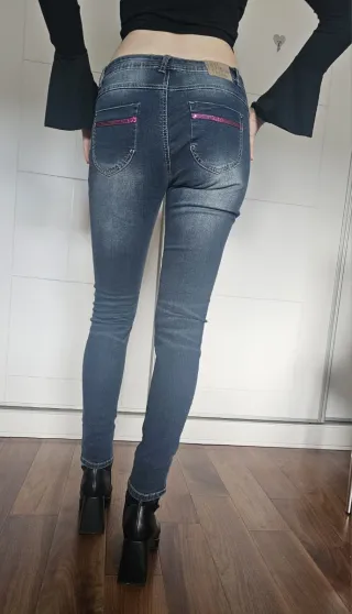 Pantalones vaqueros azules con detalles rosas