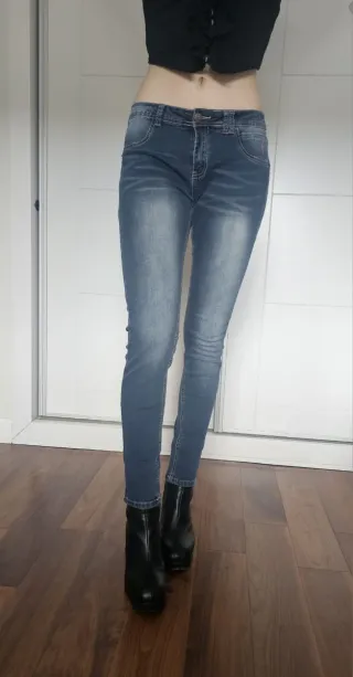 Pantalones vaqueros azules con detalles rosas