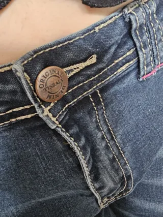 Pantalones vaqueros azules con detalles rosas