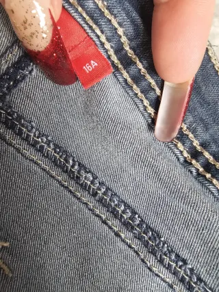 Pantalones vaqueros azules con detalles rosas