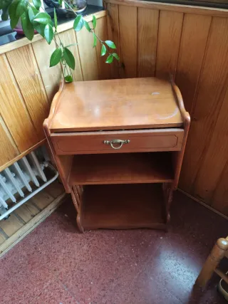 Mesa auxiliar de madera con cajón