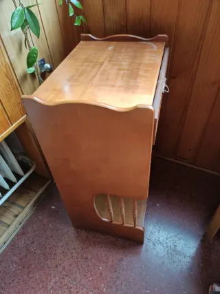 Mesa auxiliar de madera con cajón