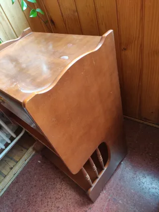 Mesa auxiliar de madera con cajón