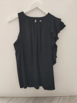 Camiseta negra con volantes