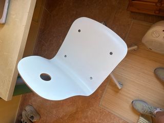 Silla de escritorio blanca y madera