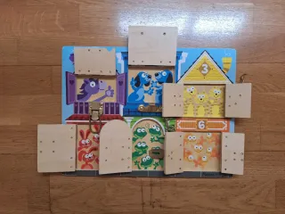 Juguete educativo de madera con puertas y candados