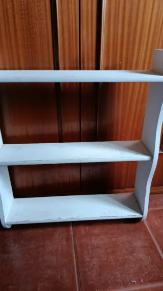 Estantería de madera blanca