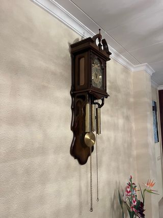 Reloj de pared antiguo de madera cuco