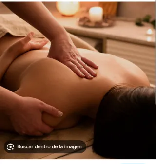 Masaje profesional en camilla.