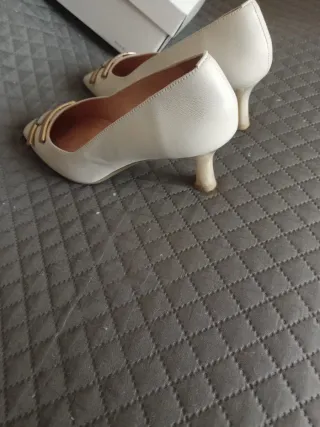 Zapatos Hispanitas tacón bajo dorados y blancos