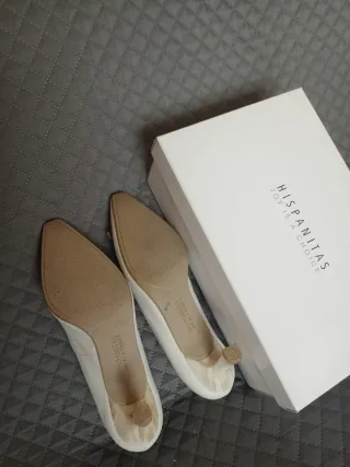 Zapatos Hispanitas tacón bajo dorados y blancos