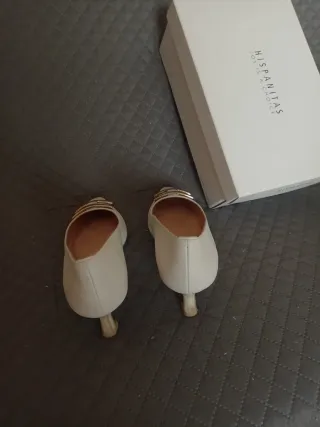 Zapatos Hispanitas tacón bajo dorados y blancos