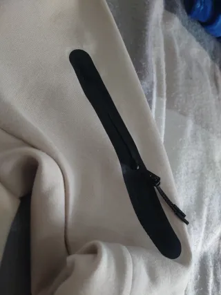 Sudadera beige con capucha