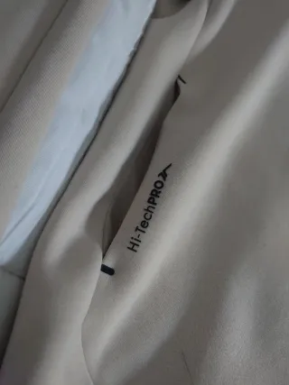 Sudadera beige con capucha