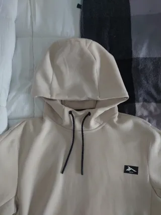 Sudadera beige con capucha