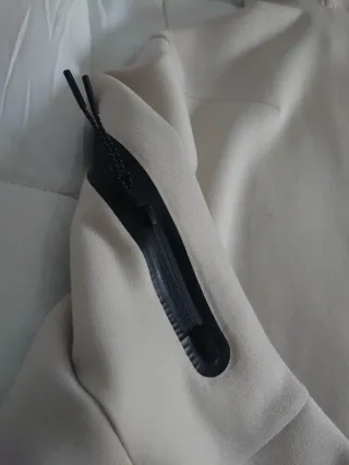 Sudadera beige con capucha