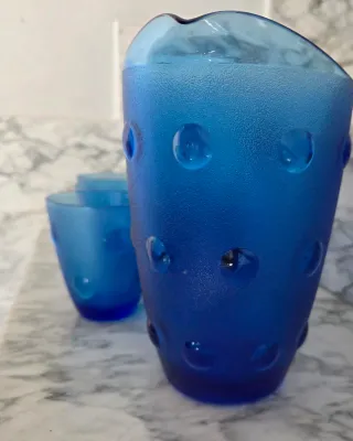 Caraffa e bicchieri blu in vetro