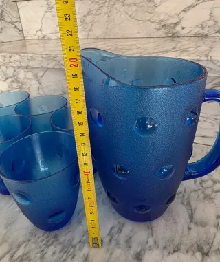 Caraffa e bicchieri blu in vetro