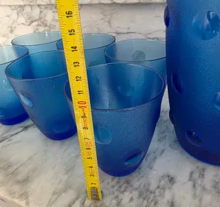 Caraffa e bicchieri blu in vetro