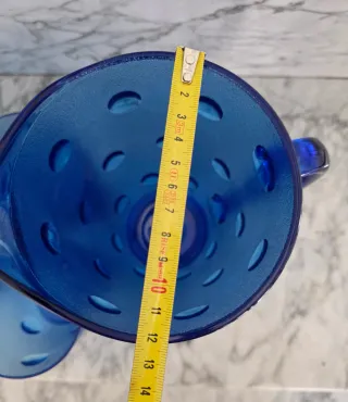 Caraffa e bicchieri blu in vetro