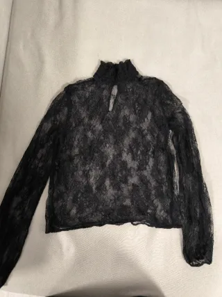 Top encaje Oysho negro cuello alto