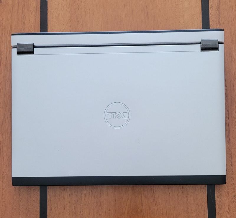 Portátil DELL modelo Vostro V131