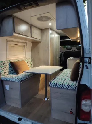 Furgoneta Camperizada renault master 2009.