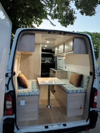 Furgoneta Camperizada renault master 2009.