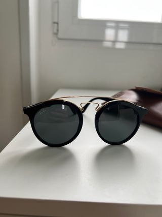 Gafas de sol Ray-Ban RB4256 negras y doradas