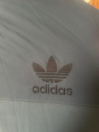 Chaqueta Adidas gris con capucha polar