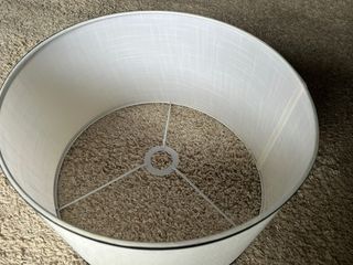 Tulipa lámpara blanca con ribetes negros