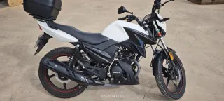 Moto SUMCO UMCO RK125 EFI Negra y Blanca