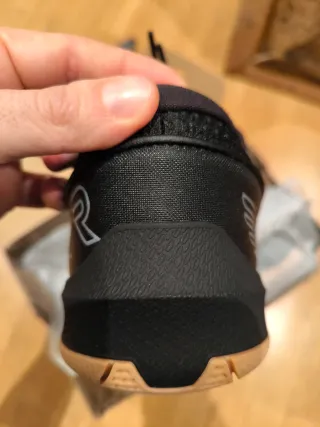 Zapatillas deportivas TYR negras y marrones