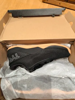 Zapatillas deportivas TYR negras y marrones