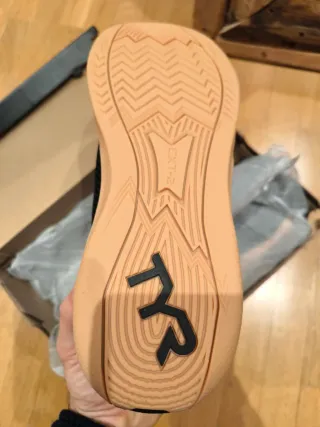 Zapatillas deportivas TYR negras y marrones