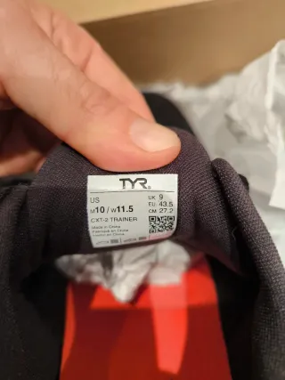 Zapatillas deportivas TYR negras y marrones