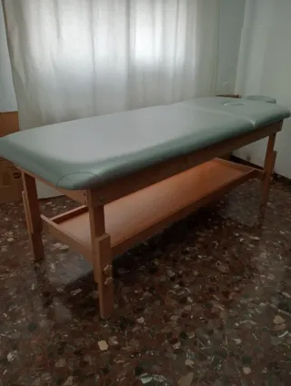 Camilla fija de madera para masajes y estética