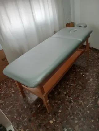 Camilla fija de madera para masajes y estética