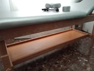 Camilla fija de madera para masajes y estética