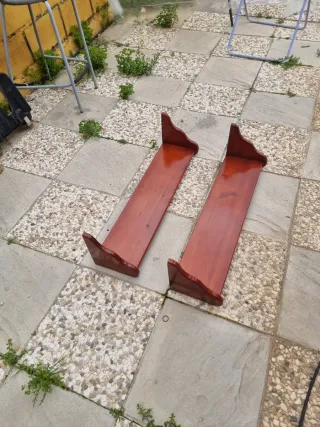 Estanterías de madera color nogal