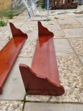 Estanterías de madera color nogal