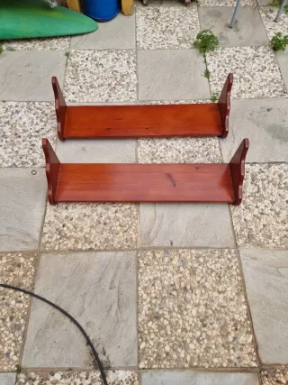 Estanterías de madera color nogal