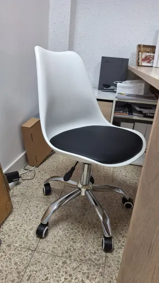 Silla de oficina ergonómica blanca y negra